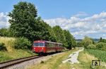 Bei Schiefweg wurde der Schienenbus wieder eingeholt. 798 706 mit 998 840 befinden sich im Steigungsabschnitt zwischen Waldkirchen und dem Sicklinger Berg, bevor es anschließend etwa 35 km bergab nach Passau geht.  (29.06.2025) <i>Foto: Ralf Opalka</i>