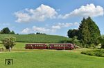 798 706 und 998 840 fahren im Schritttempo ohne Halt durch den Bedarfshaltepunkt Neuhausmühle und den anschließenden technisch nicht gesicherten Feldwegübergang.  (29.06.2025) <i>Foto: Ralf Opalka</i>