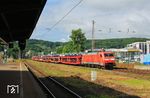 152 086 fährt mit dem "Millionenzug" neuer Audis aus Ingolstadt durch Wuppertal-Steinbeck. (23.07.2025) <i>Foto: Wolfgang Bügel</i>