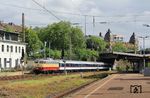 112 268 mit der mittwöchlichen Wagenüberführung des DLr 56716 von Dortmund-Eving nach Köln Bbf vor der Kulisse der historischen Stadthalle in Wuppertal-Steinbeck. (23.07.2025) <i>Foto: Wolfgang Bügel</i>