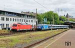 In Wuppertal-Steinbeck begegnet 101 133 mit dem RE 13-Ersatzzug 21605 aus Venlo/NL einen von der Ruhr-Sieg-Strecke umgeleiteten Güterzug nach Mannheim Rbf mit 185 351. (23.07.2025) <i>Foto: Wolfgang Bügel</i>