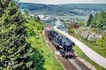 Die Crailsheimer 050 731 mit 051 795 mit dem Dg 56391, der speziell Lademaßüberschreitungen (Lü-Sendungen) beförderte, kurz vor Bad Mergentheim.  (05.1975) <i>Foto: Karsten Risch</i>