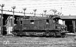 In den Jahren 1906/07 entstand am nordwestlichen Bahnhofskopf in Attnang-Puchheim ein neues Heizhaus mit großem Ringlokschuppen und Drehscheibe. Bereits 1924 erhielt die Zugförderungsstelle (Zfst) mit Umstellung der Salzkammergutbahn auf elektrischen Betrieb ihre ersten E-Loks. Als Ende 1940 die Elektrifizierung der Westbahn von Salzburg bis Attnang-Puchheim abgeschlossen war, wurde Attnang-Puchheim zur Hochburg alter E-Loks, die vielfach bis zu ihrer Ausmusterung in den 1980er Jahren hier blieben. 1080.02 macht sich in ihrer Heimat-Zfst auf den Weg zum nächsten Einsatz. (25.07.1971) <i>Foto: Burkhard Wollny</i>