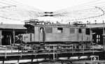 Die BBÖ-Reihe 1080 wurde 1924 ursprünglich für die Arlbergbahnrampenstrecken gebaut. Wegen ihrer geringen Höchstgeschwindigkeit von nur 50 km/h wurde sie später nur noch im Verschubdienst eingesetzt. 1080.02 (Baujahr 1924) wendet auf der Drehscheibe in der Zfst Attnang-Puchheim, wo sie auch am 01.07.1988 kassiert (ausgemustert) wurde. (25.07.1971) <i>Foto: Burkhard Wollny</i>