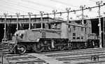 Zu den bekanntesten Fahrzeugen, die in Attnang-Puchheim beheimatet waren, gehörten die „Krokodile“ der Baureihe E 89 (ÖBB 1089/1189), die nach der Lieferung neuer E 94 auf der Arlberg- und Brennerstrecke verdrängt worden waren und hier zusammengezogen wurden. 1189.08 sonnt sich vor dem Schuppen in Attnang-Puchheim. (25.07.1971) <i>Foto: Burkhard Wollny</i>