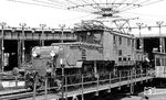 ÖBB 1189.08 gehörte zu der ab 1927 gebauten zweiten Serie der "Krokodil-Bauart". Um sie von der ersten Serie der Reihe 1100 (später ÖBB 1089) unterscheiden zu können, erhielten sie die Bezeichnung 1100.1 (später ÖBB 1189). Zum letzten Einsatzgebiet der Reihe zählte die Salzkammergutbahn. Im Sommer 1979 standen noch drei Maschinen im Planeinsatz, die bis Ende des Jahres ausgemustert wurden.  (25.07.1971) <i>Foto: Burkhard Wollny</i>
