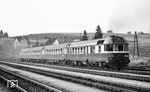 Der "Vindobona" ist der Name eines von 1957 bis 2014 verkehrenden internationalen Zuges, der von der lateinischen Bezeichnung für die Stadt Wien abgeleitet wurde. Ab 1957 fuhr er zwischen Berlin und Wien FJB über Dresden und Prag. Von 1969 bis 1972 stellte die CSD die Triebzüge für den "Vindobona" und setzte ihre neue Bauart M 296.1 mit der Höchstgeschwindigkeit 120 km/h dafür ein. M 296.1034 dieselt auf der Fahrt nach Berlin durch den Bahnhof Schwarzenau im niederösterreichischen Waldviertel.  (12.07.1971) <i>Foto: Burkhard Wollny</i>
