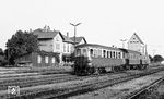 Im Bahnhof Drösing (im Weinviertel an der Grenze zur Slowakei) steht der 1933 von der Maschinen- und Waggonbau AG, Wien-Simmering, gebaute VT 5041.01 zur Abfahrt bereit. Das 80 km/h schnelle Fahrzeug wird als Personenzug nach Zistersdorf fahren. (14.07.1971) <i>Foto: Burkhard Wollny</i>