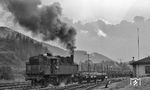 Im Stahlwerk Donawitz fanden sich einige Exoten ehemaliger Staatsbahnen wieder. So auch Lok 600.02, die ehemalige kkStB 30.33 (Baujahr 1897), die 1961 von der GKB zur normalspurigen Werksbahn der Hütte kam und gerade einen Wagen verschiebt. Sie blieb beim Eisenbahnmuseum Strasshof erhalten.  (20.07.1971) <i>Foto: Burkhard Wollny</i>