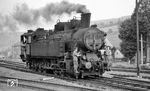 Von der Erzbergbahn war ÖBB 197.303 in das Stahlwerk nach Donauwitz gekommen. Auch der 13 km lange Streckenabschnitt zwischen Vordernberg und Donawitz (bei Leoben) zählte zur steierischen Erzbergbahn. So war es nicht ungewöhnlich, dass die Loks vom Erzberg mit Erzzügen das kurze Stück bis ins Stahlwerk durchfuhren. Auffällig ist der Aufwand an Rangierpersonal auf der Lok. (20.07.1971) <i>Foto: Burkhard Wollny</i>