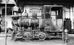 Lok "WOLF" (Krauss/Linz, Baujahr 1902) im Lokschuppen der Industriebahn Schöller-Bleckmann in Mürzzuschlag. Die Schmalspurlok bediente den bescheidenen Personenverkehr auf der Industriebahn bis zur Umstellung auf Dieselloks im Jahr 1971. Die firmeneigene 760 mm Strecke verband das Werk in Mürzzuschlag mit einer weiteren Fabrik von Schöller-Bleckmann, die sich im Ortsteil Hönigsberg befand. Die Personentransporte wurden mit ausgesprochen winzigen Wagen mit 1+1 Bestuhlung durchgeführt.  (19.07.1971) <i>Foto: Burkhard Wollny</i>