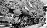 52.836 (Oberschlesische Lokomotivwerke AG Kattowitz, Werk Krenau, Baujahr 1944) im Bahnhof Hieflau. Für Fahrten über tunnelreiche Strecken wie z.B. im Gesäuse hatte die Lok eine Rauchfangabdeckung erhalten. (22.07.1971) <i>Foto: Burkhard Wollny</i>