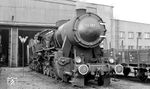 52.3817 (WLF, Baujahr 1944) vor der Lokhalle der Zfst Straßhof (seit 1947: Straßhof an der Nordbahn). Von den ursprünglichen Plänen der Reichsbahn aus dem Jahr 1939 mit drei Hallen wurde 1947 nur dieses rechteckige Heizhaus fertiggestellt. (15.07.1971) <i>Foto: Burkhard Wollny</i>