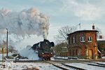 03 2155 mit einem Sonderzug in Biendorf auf der Strecke Köthen - Aschersleben. Der Kreuzungs- und Überholbahnhof, der früher vor allem für die Bedienung von Edderitz und Gerlebogk (Preußlitzer Kohlebahn) zuständig war, wurde nach der Wende vollständig zurückgebaut. Das hier zu sehende ehemalige Stellwerk B2 wurde 1992 zur Blockstelle umgebaut, Stellwerk W1 wurde aufgelassen. (26.01.2013) <i>Foto: Karl-H. Dinter, Slg. Holzborn</i>