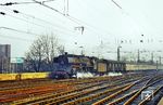 03 220 vom Bw Mönchengladbach fährt mit E 1777 an der Kölner Messe in Deutz vorbei. (22.01.1968) <i>Foto: Dirk Auffermann, Slg. Holzborn</i>