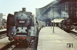 03 221 (Bw Köln-Deutzerfeld) wartet vor P 1324 nach Aachen in Köln Hbf auf die Abfahrt. Daneben hat die Ludwigshafener 03 275 gerade den D 368 nach München übernommen. (12.09.1957) <i>Foto: Manfred van Kampen</i>
