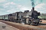 38 1343 vom Bw Bestwig mit einem Personenzug im Bahnhof Warburg (Westf). Die Lok war eine Zweitbesetzung der 1939 in Polen übernommenen Ok1-143 (ex "2517 Breslau"). (01.05.1966) <i>Foto: Manfred van Kampen</i>