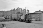 Lok V 3 der RSE (O&K, Baujahr 1957) rangiert im Rheinbahnhof in Beuel. (14.04.1961) <i>Foto: Gerhard Karl</i>