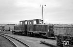V 13 und V 11 (O&K, Baujahre 1959/60) vor einem Güterzug im Beueler Rheinhafen. (14.04.1961) <i>Foto: Gerhard Karl</i>
