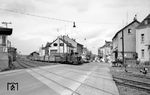 Die Dieselloks V 13 und V 11 mit einem Güterzug am Bü Frankfurter Straße in Hennef (Sieg). Davor verlaufen die Staatsbahngleise der Siegstrecke. (14.04.1961) <i>Foto: Gerhard Karl</i>