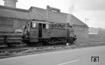 Lok 51 in Hennef (Sieg). Im Hintergrund ist das Gebäude des Bahnbetriebswerks der RSE zu sehen. (14.04.1961) <i>Foto: Gerhard Karl</i>