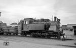 Lok 51 im RSE-Bahnhof Hennef (Sieg). Hier besaß die Rhein-Sieg-Eisenbahn ein Bahnbetriebswerk mit weit gefächerter Gleisanlage und vielen Abstellgleisen. Weiterhin war ein 3-gleisiger Lokschuppen, eine 7-gleisige Fahrzeughalle, Werkstatt und Wasserturm vorhanden. (14.04.1961) <i>Foto: Gerhard Karl</i>