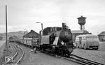 Lok 51 im RSE-Bahnhof Hennef (Sieg). Rechts ist der Wasserturm des Bahnbetriebswerks zu sehen. (14.04.1961) <i>Foto: Gerhard Karl</i>