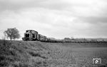 V 11 und V 13 mit einem Basaltschotterzug aus Selbstentladewagen auf der der in 785 mm Spurweite ausgeführten Rhein-Sieg-Eisenbahn (RSE) bei Hennef (Sieg). (14.04.1961) <i>Foto: Gerhard Karl</i>