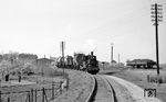 Lok 33 mit einem Güterzug nach Asendorf verlässt den Bahnhof Syke. Im Hintergrund ist das Gebäude des DB-Bahnhofs zu erkennen. (17.04.1961) <i>Foto: Gerhard Karl</i>