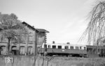 T 63 vor dem Gebäude des DB-Bahnhofs Syke. Seit 1899 endete die meterspurige Kleinbahn Hoya–Syke–Asendorf in einem Kopfgleis vor dem Bahnhof; diese Station wurde als Syke Ost bezeichnet. Mit der Erneuerung der Gleise wurde 2005 die Anlagen so geändert, dass eine direkte Einfahrt in den Bahnhof der DB möglich wurde. Die Gleise vor dem Bahnhof wurden entfernt.  (17.04.1961) <i>Foto: Gerhard Karl</i>
