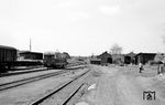 Die HSA verfügte im schmalspurigen Teil des Bahnhofs Hoya u.a. über einen Lokschuppen und eine Werkstatt. Die normalspurigen Gleisanlagen gehören zur „Hoyaer Eisenbahn-Gesellschaft“ (HEG). (17.04.1961) <i>Foto: Gerhard Karl</i>