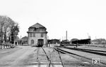 Seit 1881 bestand mit der 1879 gegründeten „Hoyaer Eisenbahn-Gesellschaft“ (HEG) eine Schienenverbindung von Hoya (Foto) nach Eystrup zur Staatsbahn Hannover-Bremen. Am 06.06.1900 erfolgte die Inbetriebnahme der Bahnstrecke Hoya-Syke durch die Kleinbahn Hoya-Syke-Asendorf“ (HSA). Damit bestand auch eine Schienenverbindung von Hoya über Bruchhausen nach Syke zur Staatsbahn Bremen-Osnabrück. Den beiden Bahnen machten die unterschiedlichen Spurweiten und hohe Kosten durch die immer noch getrennte Betriebsführung ständig zu schaffen. Folgerichtig fusionierten am 01.01.1963 HEG und HSE zu den Verkehrsbetrieben Grafschaft Hoya (VGH). Im Hintergrund ist die Weserbrücke zu sehen.  (17.04.1961) <i>Foto: Gerhard Karl</i>