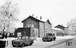 Mit Eröffnung der Bahnstrecke Mühldorf–Pilsting am 15. Oktober 1875 erhielt Neumarkt Anschluss an das Eisenbahnnetz und wurde in den folgenden Jahren mit dem Bau der Bahnstrecken Neumarkt–Landshut und Neumarkt–Passau zu einem Knotenpunkt ausgebaut. Am 1. Mai 1920 wurden die Gemeinden St. Veit und Wolfsberg zur neuen Gemeinde Wolfsberg-St. Veit zusammengeschlossen. Am 1. April 1934 wurde diese mit Neumarkt vereinigt. Seitdem trägt die so entstandene Gemeinde den Namen Neumarkt-Sankt Veit. Mit seinen damals nur 3000 Einwohnern erhielt der Ort ein durchaus stattliches Empfangsgebäude. (02.1962) <i>Foto: Gerhard Karl</i>