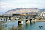 Die Ehranger Schürzenlok 044 014 auf der Brücke über die Mosel in Bullay. Die Brücke wurde 1878 als Deutschlands erste Doppelstockbrücke errichtet. Über den Obergurt verläuft die Moselstrecke, auf dem Untergurt verläuft die Landesstraße 199.  (04.1971) <i>Foto: Robin Fell</i>