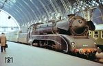 10 002 ist mit einem Schnellzug in Frankfurt (M) Hbf eingetroffen. (1961) <i>Foto: J.B. Snell</i>