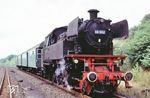 66 002 vom Bw Gießen wartet im Betriebsbahnhof Maberzell (kurz vor Fulda) am P 1565 (Gießen - Fulda) auf die planmäßige Kreuzung mit dem V 100 geführten P 1574. Der britische Fotograf nutzte den Halt für eine schnelle Aufnahme. (08.1967) <i>Foto: J.B. Snell</i>