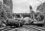Die Entgleisung eines Regional-Express-Zuges nach starken Regenfällen im baden-württembergischen Kreis Biberach am 27. Juli 2025 erinnert an ein ähnliches Ereignis vor 42 Jahren in Großkönigsdorf. Am 26. Mai 1983 entgleiste dort nach dem Abrutschen von Erdreich aus der Böschung des Einschnitts im Bereich des früheren Königsdorfer Tunnels der "Ostende-Wien-Express", wobei sieben Menschen getötet und 24 weitere zum Teil schwer verletzt wurden. Das Bild zeigt die Aufräumungsarbeiten. (27.05.1983) <i>Foto: Joachim Schmidt</i>
