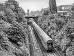Unweit des Bahnhofs Großkönigsdorf entgleiste die Zuglok 110 477 des D 225 sowie drei Wagen des Zuges. Die entgleiste Lok wurde an der westlichen Bahnhofseinfahrt durch eine Weiche nach rechts abgelenkt und prallte gegen einen massiven Brückenpfeiler an der Straßenüberführung "Augustinusstraße" (im Hintergrund zu sehen). Bei dem Aufprall wurde die Lok herumgerissen und landete auf dem Nachbargleis. Während die ersten Wagen des D 225 völlig zertrümmert wurden, war der hintere Zugteil unbeschädigt. (27.05.1983) <i>Foto: Joachim Schmidt</i>