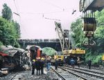 Da auch Gleis- und Oberleitungsanlagen bei dem Unfall in Mitleidenschaft gezogen wurden, kamen mehrere Schwerlastkräne zum Einsatz, um die wichtige Ost-West-Verbindung zwischen Köln und Aachen schnellstmöglich wieder befahrbar zu machen. (27.05.1983) <i>Foto: Joachim Schmidt</i>
