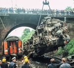 Die völlig zerstörte Lok des D 225 (110 477 des Bw Dortmund Bbf) wurde mit einem Schwerlastkran geborgen, auf einen Flachwagen verladen und mit Hilfslok 215 026 zum AW Opladen gefahren. Dort wurde die Lok ausgemustert. (27.05.1983) <i>Foto: Joachim Schmidt</i>