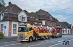 Mit neubereiften Treib- und Kuppelrädern für 01 1104 aus dem Dampflokwerk Meiningen erreicht ein Lkw der Pressnitztalbahn den Bahnhof Dieringhausen. Im dortigen Eisenbahnmuseum weilt die Lok gerade zu Revisionsarbeiten. (29.07.2025) <i>Foto: Joachim Schmidt</i>