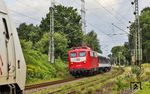Der "Überführungs-Mittwoch" begann nicht so wie erwartet, denn Murphy musste sich erst einmal zu Wort melden. In der Einfahrt nach Solingen Hbf kam der Überführungsfahrt DLr 56716 mit TRI 110 198 die Leerüberführung DLr 17328 von NationalExpress nach Wuppertal-Oberbarmen im umpassenden Moment entgegen. (30.07.2025) <i>Foto: Joachim Bügel</i>
