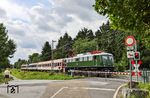 E 40 1313 (ex 139 313) mit der Leerwagenüberführung DLr 5669 (Köln Bbf - Delitzsch) am Bü Schnittert in Solingen-Ohligs. (30.07.2025) <i>Foto: Joachim Bügel</i>