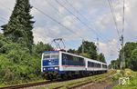 Mit 315 Minuten Verspätung erschien dann auch die zweite Überführungsfahrt des DLr 26797 von Bad Bentheim nach Köln Bbf in Solingen-Ohligs auf der Bildfläche, bespannt mit TRI 111 027. (30.07.2025) <i>Foto: Joachim Bügel</i>