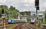 Im Bahnhof Haan-Gruiten begegnen einander 101 133 mit dem RE 13-Ersatzzug 21611 (Mönchengladbach Hbf - Wuppertal Hbf) und 147 591 vor IC 2048 (abw. Bielefeld - Karlsruhe). (30.07.2025) <i>Foto: Joachim Bügel</i>