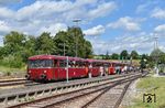 Am Samstag, den 28. Juni 2025, fand an 10 Standorten in Deutschland der Tag der Bundeswehr statt. Einer der Standorte war das Aufklärungsbatallion 1 in Freyung. Weil die Parkmöglichkeiten dort sehr begrenzt waren, fuhren die Passauer Eisenbahnfreunde zusätzlich zum planmäßigem 628 der Ilztalbahn mit ihrer vierteiligen Schienenbusgarnitur. Und wer z.B. von Passau nach Freyung zur Bundeswehr wollte, fuhr kostenlos! Die Bundeswehr übernahm die Kosten. Die Züge waren sehr gut besetzt. Einige Fahrgäste mußten mit einem Stehplatz vorlieb nehmen. Am Nachmittag ist die Schienenbusgarnitur von Freyung nach Passau in Waldkirchen angekommen. (28.06.2025) <i>Foto: Ralf Opalka</i>