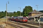 Gegen 19.45 Uhr erreicht der gut besetzte vierteilige Schienenbus wieder den Bahnhof Waldkirchen. Dieses Motiv bietet sich abends nur im Juni/Juli, weil nur dann das Empfangsgebäude mit Stellwerksanbau von der Sonne beschienen wird. (28.06.2025) <i>Foto: Ralf Opalka</i>