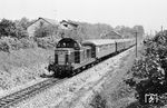 Die Bahnstrecke Rastatt–Roppenheim/F hatte nach dem Zweiten Weltkrieg ihre strategische Bedeutung verloren. Nur bis 1951 gab es auf deutscher Seite bis Wintersdorf (Baden) noch Personenverkehr, danach wurde der Reiseverkehr mit Bussen abgewickelt. Der letzte Zugverkehr fand vom 4. bis zum 18. Mai 1966 statt, als aufgrund der Anhebung der Rheinbrücke Kehl die Züge zwischen Deutschland und Strasbourg über die Wintersdorfer Strecke umgeleitet wurden. Wolfgang Jahn war zur Stelle und fotografierte den umgeleiteten D 112 nach Strasbourg mit SNCF BB 66045 kurz hinter Rastatt. (16.05.1966) <i>Foto: Wolfgang Jahn</i>