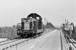 SNCF BB 66042 auf der Fahrt nach Roppenheim/F am deutsch/französischen Grenzübergang an der Rheinbrücke Wintersdorf. An der Eigentumsgrenze zwischen DB und SNCF fand gleichzeitig auch ein Kilometerwechsel statt (DB= km 92,914 – SNCF= km 28,800). (16.05.1966) <i>Foto: Wolfgang Jahn</i>