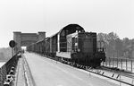 Ein umgeleiteter Güterzug nach Strasbourg mit SNCF BB 66062, der aufgrund der Anhebung der Rheinbrücke Kehl über die Wintersdorfer Rheinbrücke umgeleitet wurde. Während der Zeit des Umleitungsverkehrs hatte man das sonst mit Bohlen abgedeckte Gleis für den Straßenverkehr abgesperrt. (16.05.1966) <i>Foto: Wolfgang Jahn</i>